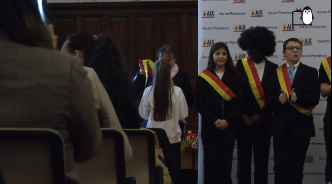 Remise des écharpes aux jeunes du Conseil Municipal des Jeunes Aixois