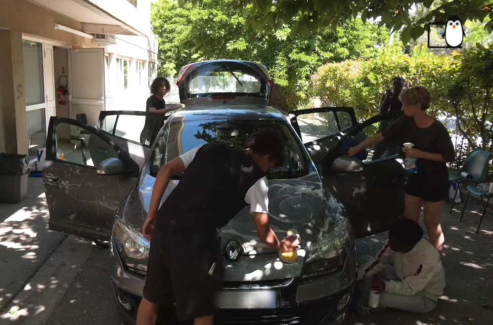 Laver des voitures pour partir en vacances ? 