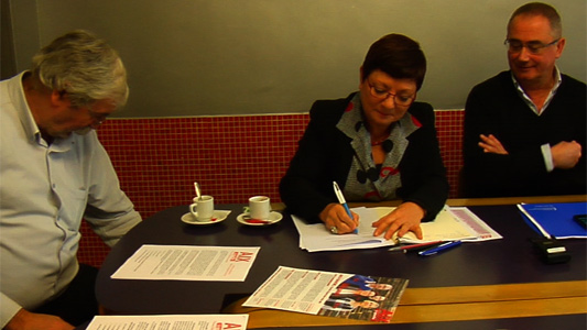 Anne Mesliand signe la charte Anticor