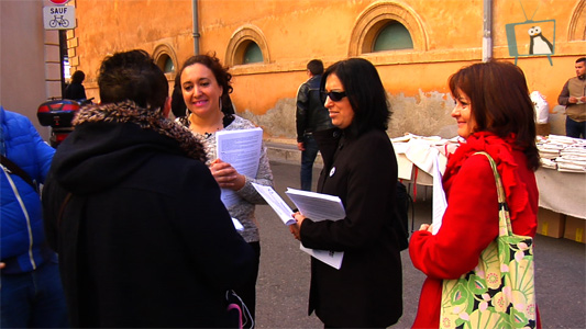 Najia Jennane distribue ses tracts sur le marché d'Aix